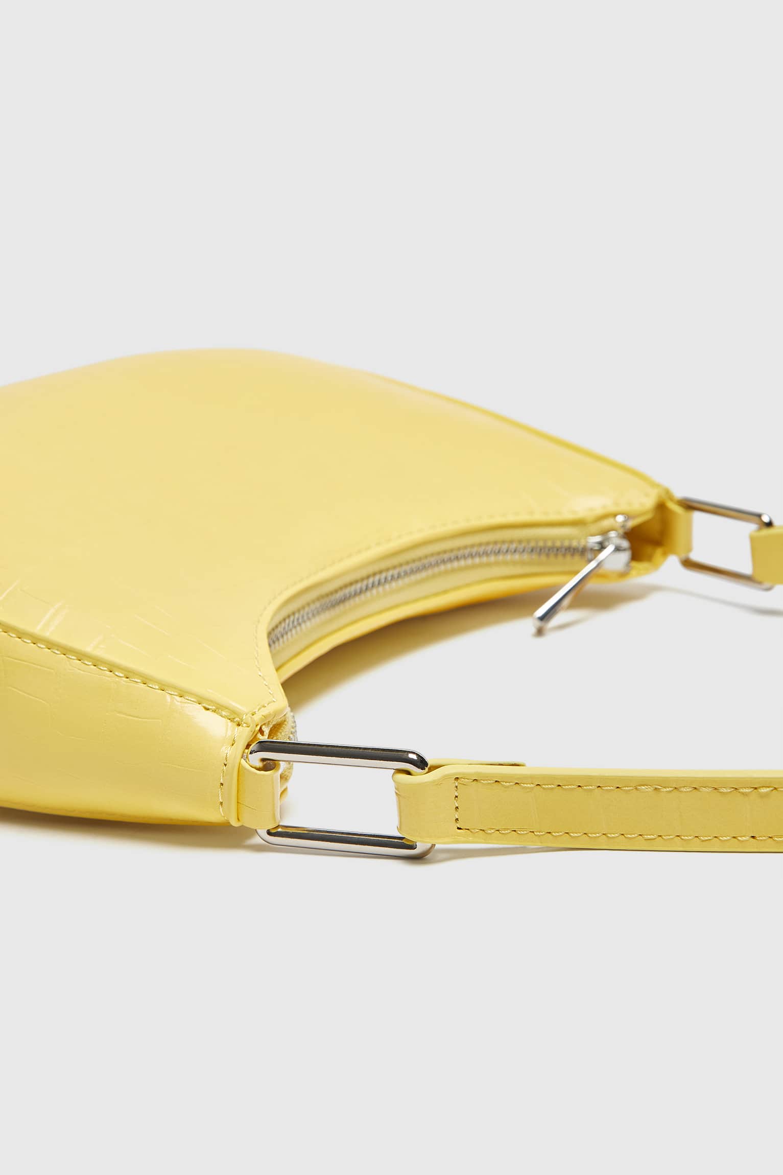 Shoulder Bag With A Mock Croc Finish - Imagem 4